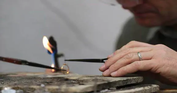 Artisan bijoutier basque à l’atelier